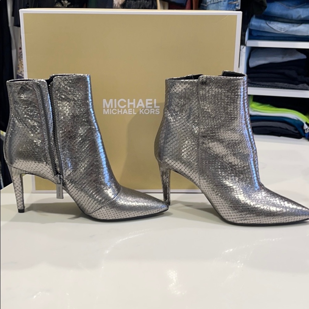 Michael Kors Anthracite Dorothy Flex amid Bootie